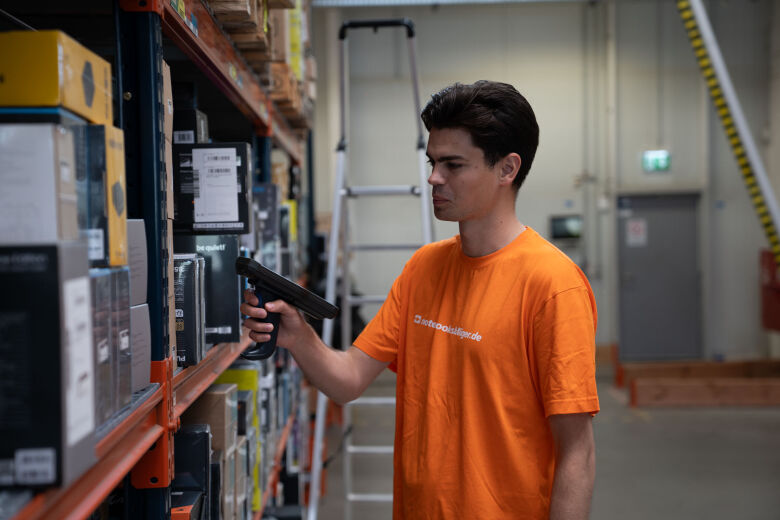 Trainee scans order in warehouse