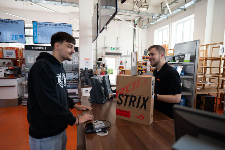 A cashier advises a customer.